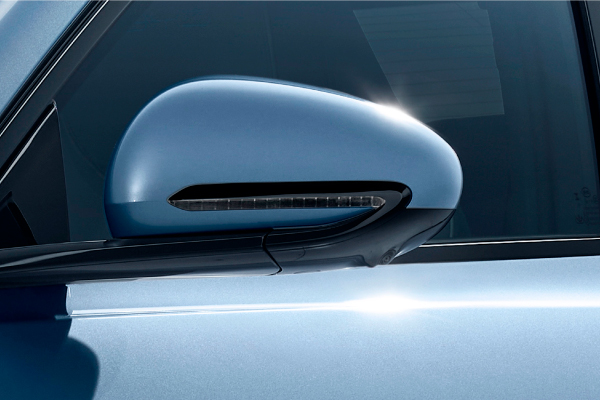 Drawing inspiration from the ocean, the waterdrop-shaped side mirrors designed for enhanced visibility.